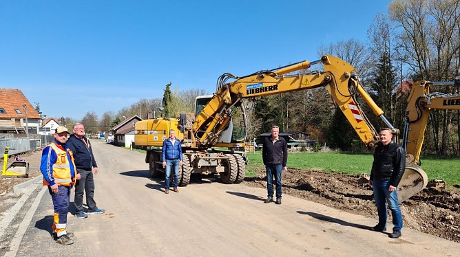 Von links: Polier Mark R&uuml;hlemann, Bauleiter Roland Wiesner (beide M&uuml;tze & R&auml;tzel Bauunternehmen GmbH), Andreas Gerbothe, Toralf Kanowski und Heiko Maulhardt (Ingenieurb&uuml;ro Meinecke GmbH)  (Foto: Gemeinde Hohenstein)
