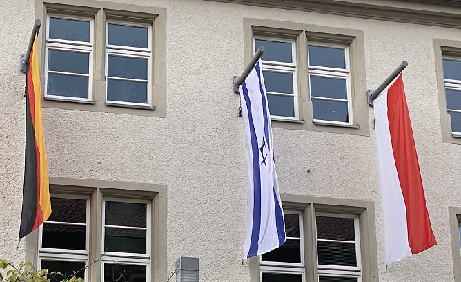 Unterhalb der deutschen Fahne befindet sich der Sockel, auf dem der Stofffetzen brannte (Foto: oas)