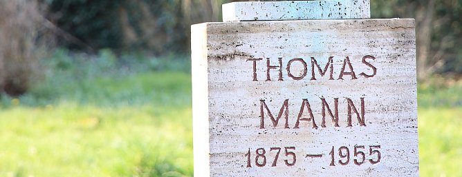 Der im Garten verbliebene Teil des Kunstwerkes gleicht nun eher einem Grabstein (Foto: W.Reuter)