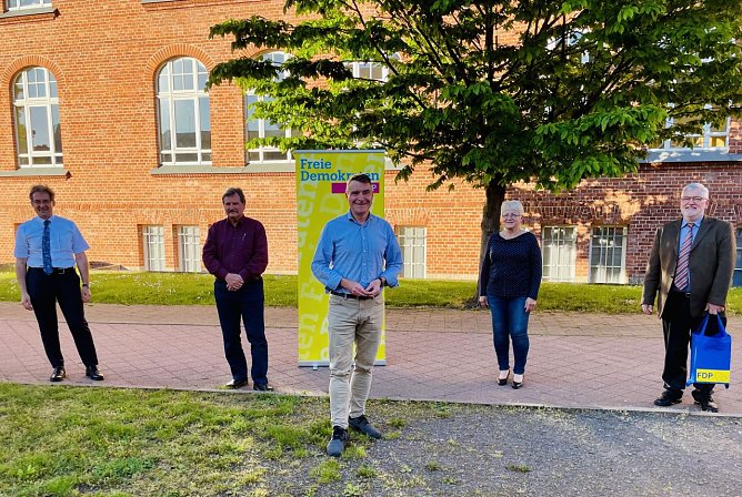 Patrick Kurth (Mitte) mit dem Wahlkreisvorstand 189 (vlnr): Vorsitzender Claus-Peter Ro&szlig;berg (Nordhausen), Schatzmeister Peter Zimmermann (Eichsfeld), sowie die stellv. Wahlkreisvorsitzenden Thekla Lottermoser (Kyffh&auml;user) und Martin Henning (Eichsfeld). (Foto: FDP)