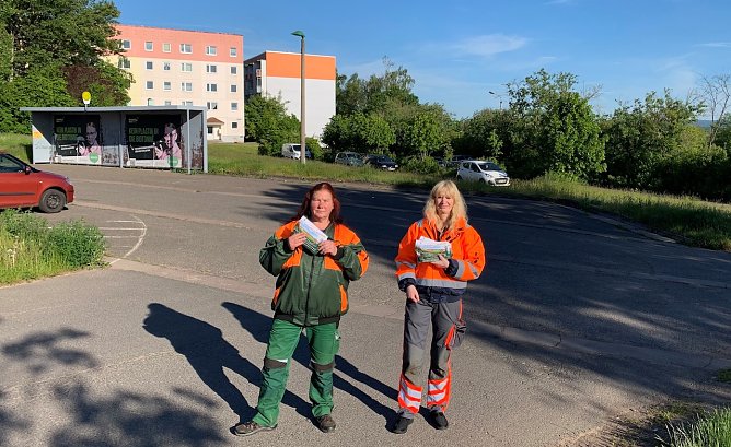 Karin Gerlach und Gabriele Bonkowski verteilen Flyer in Nordhausen-Nord (Foto: Stadtverwaltung Nordhausen)
