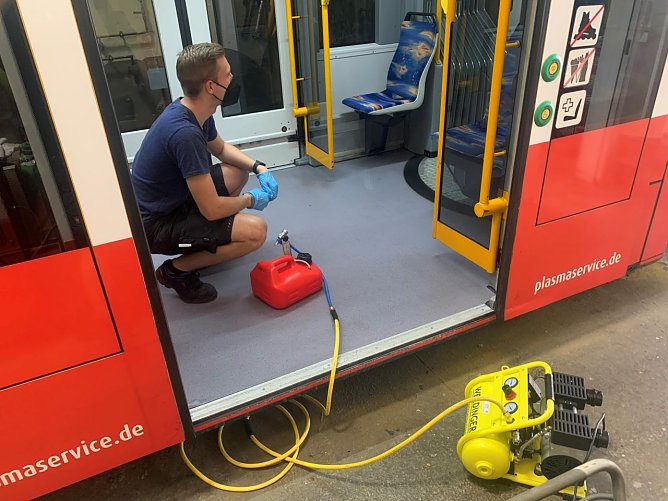 Oliver Gothe, Auszubildender als Elektroniker f&uuml;r Betriebstechnik bei der Verkehrsbetriebe Nordhausen GmbH, bei der Desinfektion des Stra&szlig;enbahninnenraums (Foto: Stefan Freiberg, Verkehrsbetriebe Nordhausen)