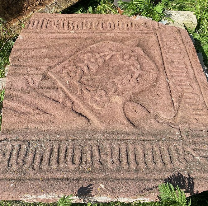 Geborgen und gesichert: eine Reliefplatte aus der zerst&ouml;rten Marktkirche (Foto: Pia Wienrich)