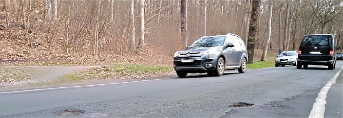 Nicht nur die Wallrothstra&szlig;e ist in einem dramatischen Zustand. Die AfD m&ouml;chte f&uuml;r die Stadt einen regelm&auml;&szlig;igen Stra&szlig;enzustandsbericht und danach ein Stra&szlig;enentwicklungskonzept. Dies schlie&szlig;t Geh- und Radwege mit ein. (Foto: AfD)