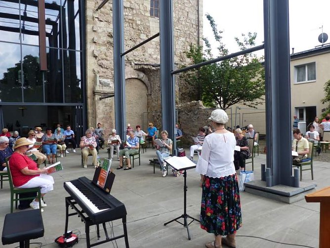 Chorprobe unter freiem Himmel auf dem Frauenberg (Foto: Evangelischer Kirchenkreis S&uuml;dharz)