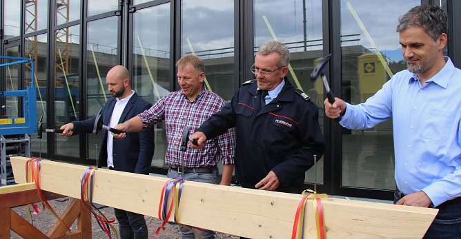 Holz wurde zwar keines verbaut, aber der Tradition blieb man trotzdem treu. Von links: Architekt Sebastian Kittelberger, Waresa-Chef Silvio Wagner, Feuerwehrchef Thomas Schink&ouml;th und Oberb&uuml;rgermeister Kai Buchmann (Foto: agl)