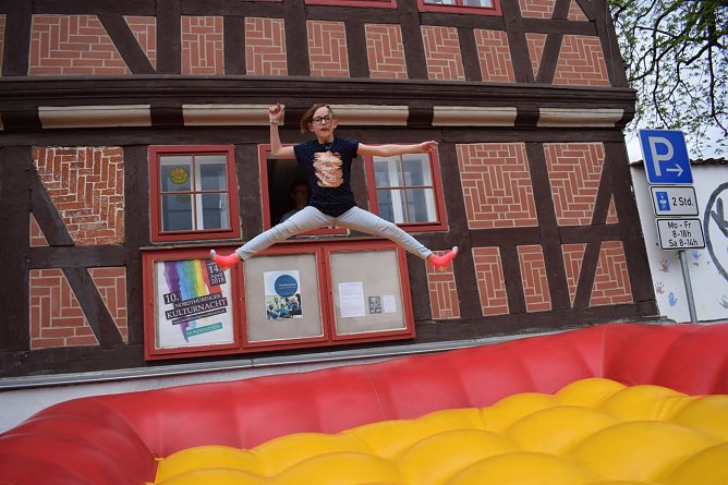 Sprung in den Sommer zum Kila-Aktionstag (Foto: Frank Tuschy) Sprung in den Sommer zum Kila-Aktionstag (Foto: Frank Tuschy)