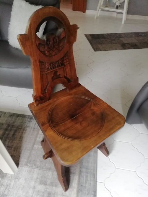 Ein Stuhl mit Geschichte - diese Sitzgelegenheit stammt aus dem Hause der Nordh&auml;user "Schlaraffia" (Foto: J. Bauersfeld)