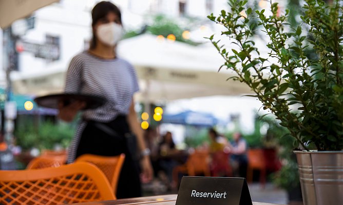 Servicekraft h&auml;nderingend gesucht: Viele Hotels und Gastst&auml;tten finden aktuell kein Personal � weil w&auml;hrend der Lockdowns ein gro&szlig;er Teil der Besch&auml;ftigten die Branche verlassen hat. Die Gewerkschaft  (Foto: NGG)