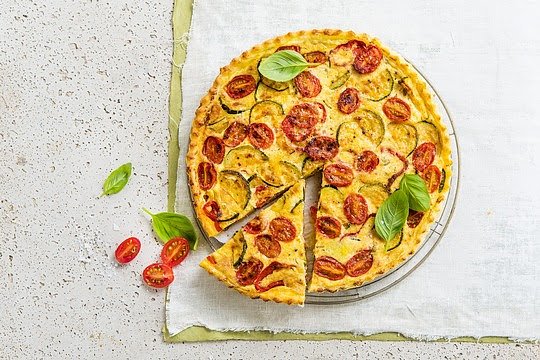 Mediterrane Quiche: Frisches Gem&uuml;se und leckere Kr&auml;uter sorgen f&uuml;r Urlaubsgeschmack auf dem Teller. Bildquelle: Mediterrane Quiche: Frisches Gem&uuml;se und leckere Kr&auml;uter sorgen f&uuml;r Urlaubsgeschmack auf dem Teller (Foto: Alpro )