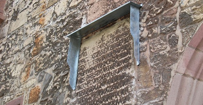 &Uuml;berdacht und gesch&uuml;tzt - die alte Steinplatte am Nordh&auml;user Rathaus (Foto: agl)