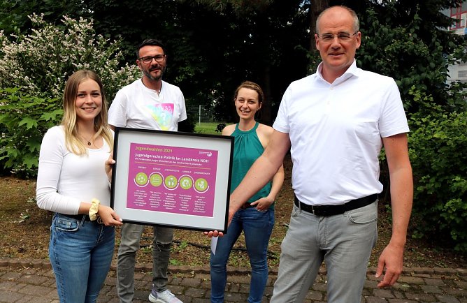 Melissa Boss, Vertreterin des Kinder- und Jugendparlaments, Katarina Uebner, die die Partnerschaft f&uuml;r Demokratie betreut, und Thomas Herwig als Vertreter der Jugendverbandsarbeit sprachen mit Matthias Jendricke dar&uuml;ber, wie Jugendliche st&auml;rker in die politischen Meinungsbildungsprozesse einbezogen werden k&ouml;nnen.  (Foto: Pressestelle Landratsamt Nordhausen)