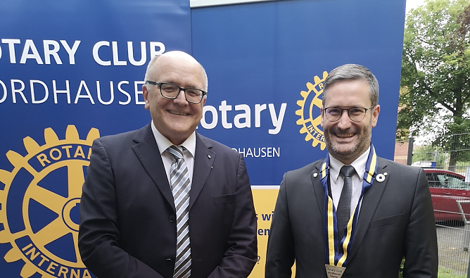 Links der scheidende Pr&auml;sident Dr. Gebhardt, Rechts der neue Clubpr&auml;sident Titus Wabersich. (Foto: Hildegard Seidel)