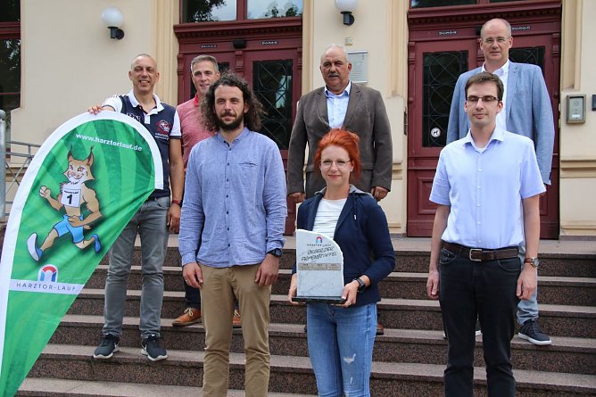 Der Wanderpokal geht in diesem Jahr an das Landratsamt, schafft man zwei weitere Siege in Folge kann er bleiben (Foto: agl)