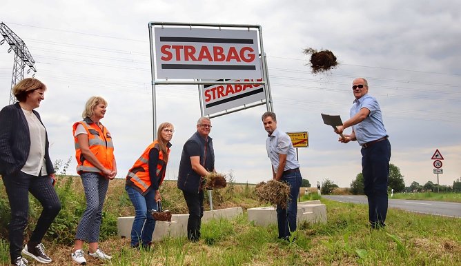 Spatenstich f&uuml;r den Radewg v.l.n.r.: Frau Christina Becker, Bauleitung STRABAG AG, Michael Kramer, Ortsteilb&uuml;rgermeister Hesserode, Kai Buchmann, Oberb&uuml;rgermeister Stadt Nordhausen, Matthias Jendricke, Landrat Landkreis Nordhausen. (Foto: &copy;Stadtverwaltung Nordhausen)