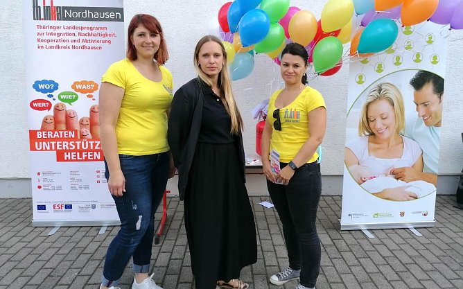 Jana Geist und Nadja G&uuml;lzow von ThINKA mit Christin John (in der Mitte) (Foto: ThINKA)