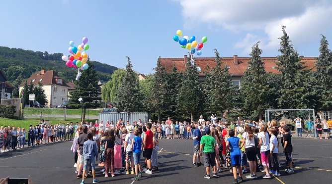 Die Kinder schicken ihre W&uuml;nsche in den Himmel (Foto: ThINKA)