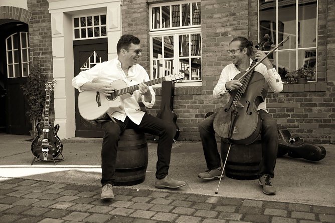 Neben den "Scruffy Mutts" wird die Traditionsbrennerei auch das Duo "noKlassik" begr&uuml;&szlig;en d&uuml;rfen (Foto: Echte Nordh&auml;user Traditionsbrennerei)