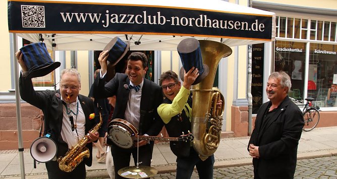 Zur Er&ouml;ffnung der "Jazzmangel" gab die "Gunilly Combo" aus Erfurt Dixieland Sound zum Besten  (Foto: agl)