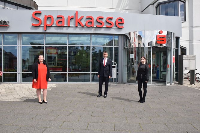 Auszubildende Pauline Proksch, Vorstandsvorsitzender Wolfgang Asche und Auszubildende Letizia Lubitz (vlnr) sowie Auszubildender Konstantin Warnecke (nicht auf dem Foto) (Foto: Kreissparkasse Nordhausen)