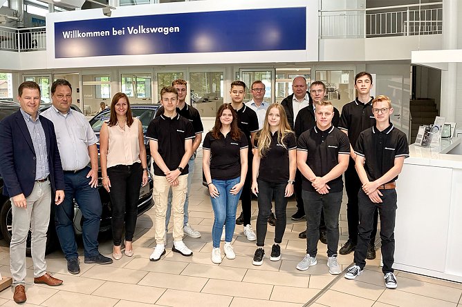 Acht Neue für das "A-Team" (Foto: Autohaus Albertsmeyer) Acht Neue für das "A-Team" (Foto: Autohaus Albertsmeyer)