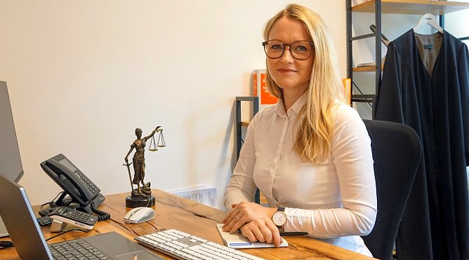 Familienanw&auml;ltin Andrea Scholz in ihrem Kanzleib&uuml;ro in der Nordh&auml;user Kranichstra&szlig;e. (Foto: Susanne Schedwill)