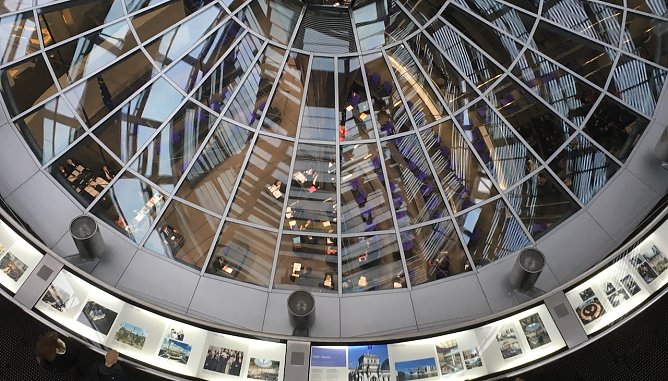 Kuppel des Reichstagsgeb&auml;udes: Sitz des Deutschen Bundestages (Foto: oas)