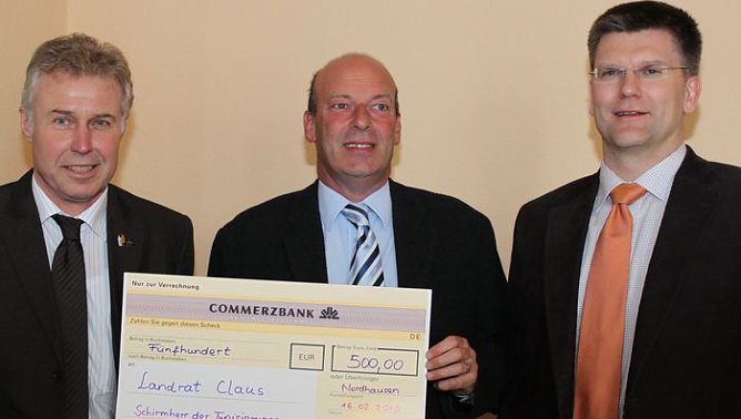 Scheck übergeben (Foto: J. Piper) Scheck übergeben (Foto: J. Piper)