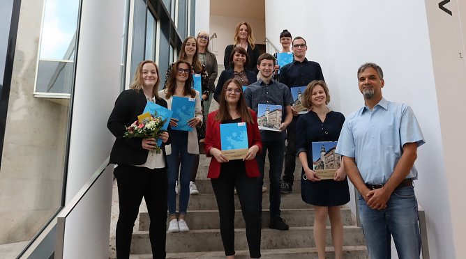 Gratulation an Auszubildende (Foto: Stadtverwaltung NDH)