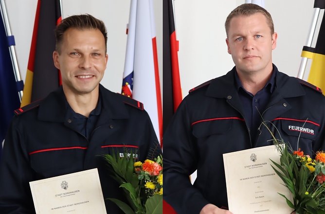 Bef&ouml;rderung von Steffen K&ouml;nig (links) und Eric Rasch zu Oberbrandmeistern der Berufsfeuerwehr der Stadt Nordhausen (Foto: Stadtverwaltung NDH)