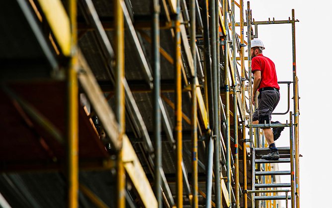 Hoch hinaus: Eine Ausbildung auf dem Bau ist gut bezahlt und bietet viele Karrierem&ouml;glichkeiten, so die IG BAU. Allerdings m&uuml;sse die Branche f&uuml;r Fachleute noch attraktiver werden � gerade in puncto Vereinbarkeit von Familie und Beruf. (Foto: IG BAU)