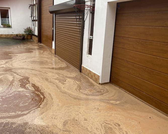 Schlamm dr&uuml;ckte in Garagen und Kellern. (Foto: Doreen Spie&szlig;)