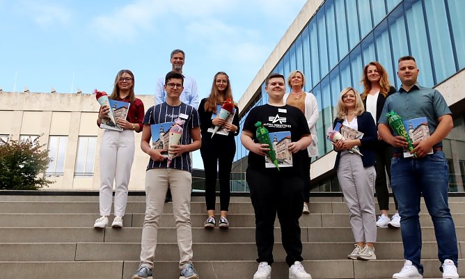 Die Azubis mit ihrer Zuckert&uuml;te und ihre Ausbilder (Foto: Stadtverwaltung NDH)
