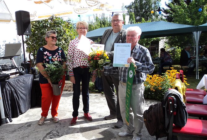 &Uuml;berreichung der Urkunde (Foto: M.Biel)