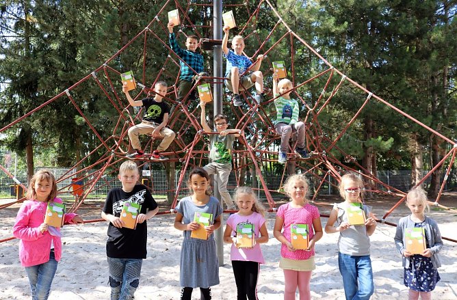 Auch im kommenden Schuljahr nutzen die Grundsch&uuml;ler in Stadt und Landkreis Nordhausen das M&ouml;hrchenheft, ein nachhaltiges Hausaufgabenheft, das dieses Mal das Thema Natur in den Mittelpunkt stellt (Foto: Pressestelle Landratsamt Nordhausen)