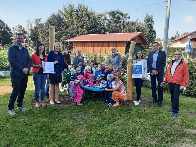 Die "Kleinen Entdecker" freuen sich &uuml;ber ihre neue Nestschaukel (Foto: Beanke Juch)