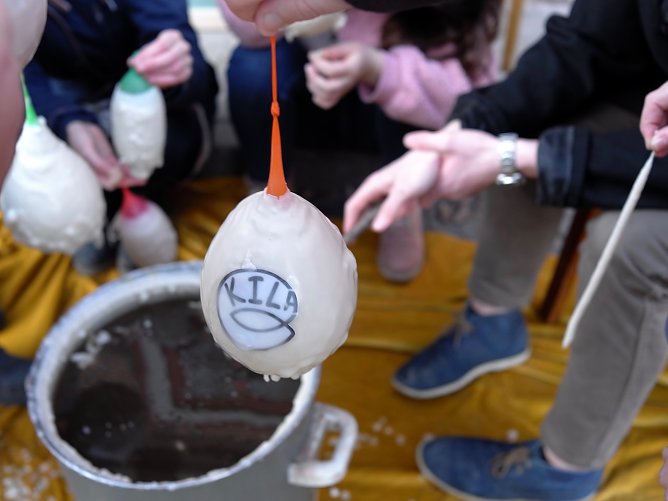 Auch aus Wachsresten lässt sich noch etwas machen (Foto: Frank Tuschy) Auch aus Wachsresten lässt sich noch etwas machen (Foto: Frank Tuschy)