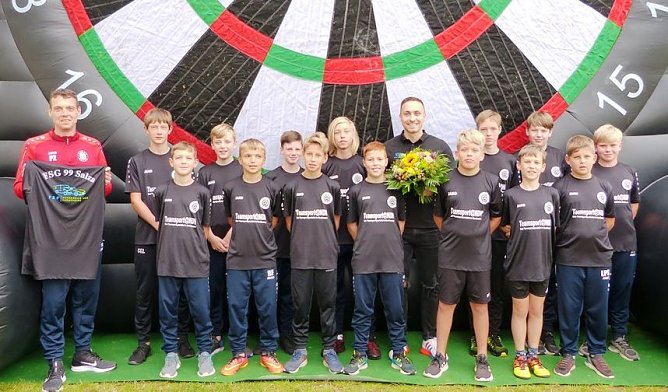 Die D-Junioren in ihren neuen Shirts (Foto: FSG Salza) Die D-Junioren in ihren neuen Shirts (Foto: FSG Salza)