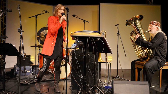 Silke Gonska und Frieder W. Bergner widmen sich den Beatles (Foto: Claus Bach) Silke Gonska und Frieder W. Bergner widmen sich den Beatles (Foto: Claus Bach)