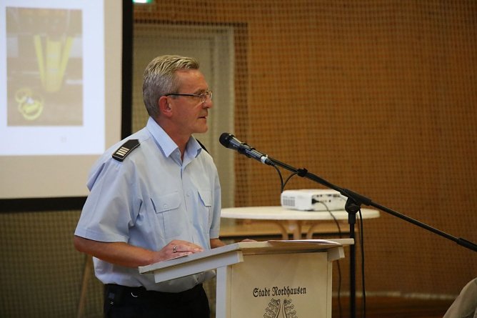Thomas Schink&ouml;th erl&auml;uterte die M&ouml;glichkeiten der Nordh&auml;user Feuerwehren im Wasserschutz (Foto: agl)
