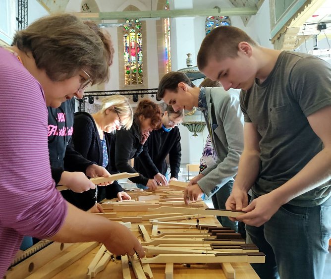 eine Mini-Orgel selbst zusammenbauen zu k&ouml;nnen und hinterher gleich noch ein Orgelkonzert � das ist wohl ein seltenes Erlebnis. M&ouml;glich ist es am Sonntag in Nordhausen. (Foto: Evangelischer Kirchenkreis S&uuml;dharz)