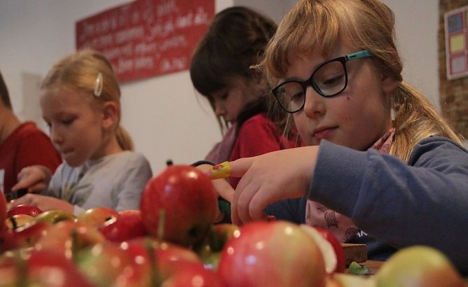 Die Kinder des Kinderkirchenladens verarbeiten &Auml;pfel (Foto: F.Tuschy)