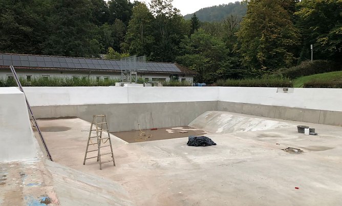 Das Schwimmbecken im Ilfelder Waldbad ist fertig betoniert. (Foto: Gemeinde Harztor/Klante)