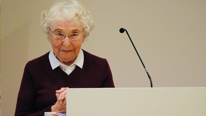 Ehrenb&uuml;rgerin Erika Schirmer &uuml;bergab heute ihr gesammeltes Werk an die Stadt Nordhausen (Foto: agl)