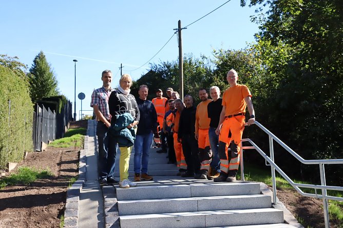 Am Freitag wurden die 47 neuen Stufen durch ie Besch&auml;ftigten des Bauhofs der Stadt Nordhausen gemeinsam mit Hannelore Haase, Vorsitzende des F&ouml;rdervereins Park Hohenrode und Nordhausens Oberb&uuml;rgermeister Kai Buchmann der &Ouml;ffentlichkeit &uuml;bergeben. (Foto: Stadtverwaltung Nordhausen)