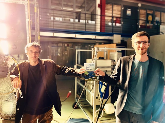 Thomas Schabbach und Pascal Leibbrandt vom Institut f&uuml;r Regenerative Energietechnik (Foto: Tina Bergknapp)