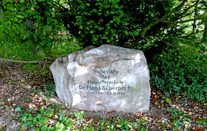 Die Ruhestätte Dr. Silberborths bei Harzrigi (Foto: Heidelore Kneffel) Die Ruhestätte Dr. Silberborths bei Harzrigi (Foto: Heidelore Kneffel)