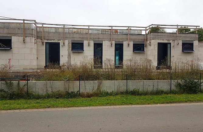 Vermutliche Bauruine in Steigerthal, die von Henning Bau zurückgelassen wird (Foto: C.Wilhelm) Vermutliche Bauruine in Steigerthal, die von Henning Bau zurückgelassen wird (Foto: C.Wilhelm)