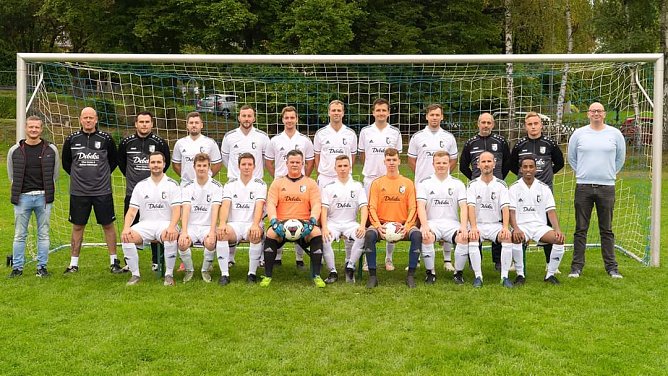 Die neue Spielgemeinschaft mit noch neueren Trikots (Foto: H.Hieronymus)