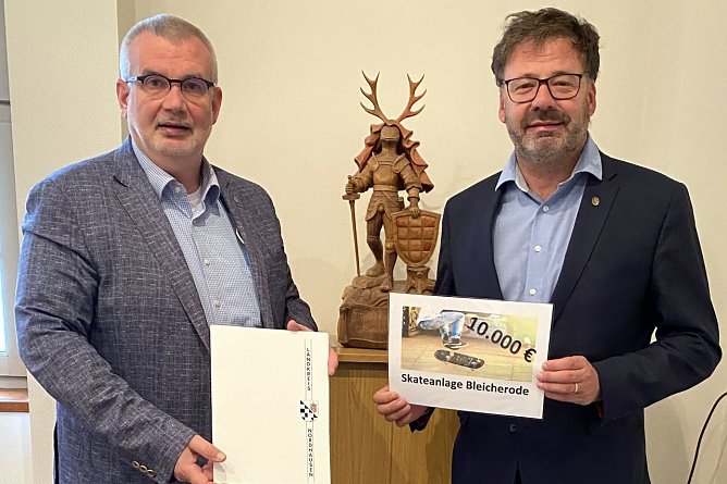 B&uuml;rgermeister Rostek (re.) erh&auml;lt den Zuwendungsbescheid (Foto: J.Piper)